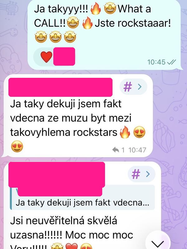 Holky si ve skupině gratulují